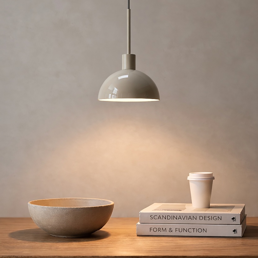 Vienda Ø20 Beige loftslampe Fra Herstal - Vienda er en stilfuld metalpendellampe med en bl&oslash;d beige farve og et tidl&oslash;st design.