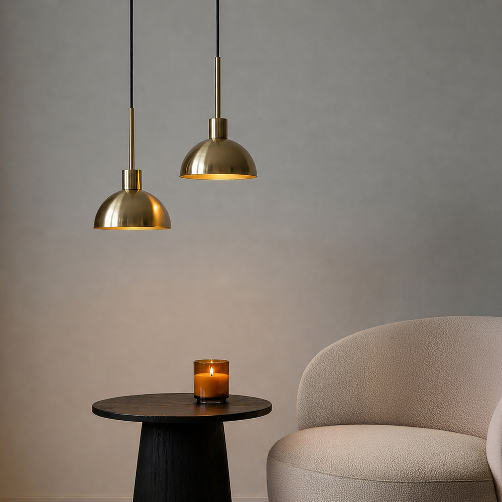 Vienda Ø20 Messing loftslampe Fra Herstal - Vienda spreder et behageligt lys og passer flot over spisebordet, k&oslash;kkenet eller som dekorativ belysning i sovev&aelig;relset.
