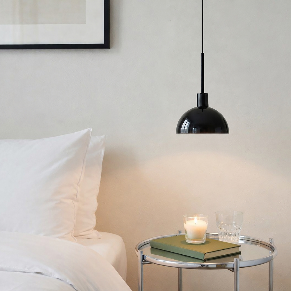 Vienda Ø20 Sort loftslampe Fra Herstal - Vienda er en stilfuld metalpendellampe med en blank sort farve og et tidl&oslash;st design.