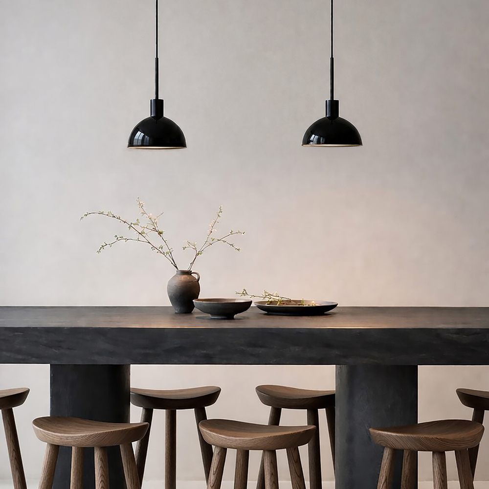 Vienda Ø20 Sort loftslampe Fra Herstal - Vienda er en stilfuld metalpendellampe med en blank sort farve og et tidl&oslash;st design.