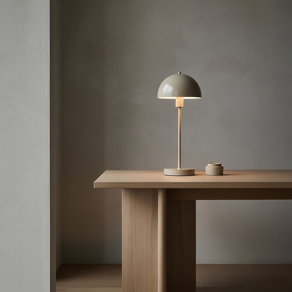 Vienda 48cm Beige bordlampe Fra Herstal - Vienda bordlampe med sit klassiske og elegante design g&oslash;r, at lampen kan bruges i hjemmet i mange &aring;r.