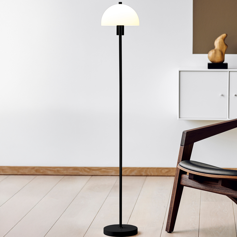 Vienda Sort gulvlampe Fra Herstal - Med en h&oslash;jde p&aring; 125 cm og en diameter p&aring; 20 cm er den ideel til at oplyse og dekorere dit rum.