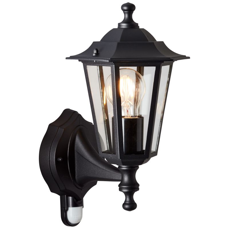 Carleen Sort udendørslampe Fra Brilliant - Den indbyggede bevægelsessensor tænder automatisk lampen i mørket, når det er nødvendigt.
