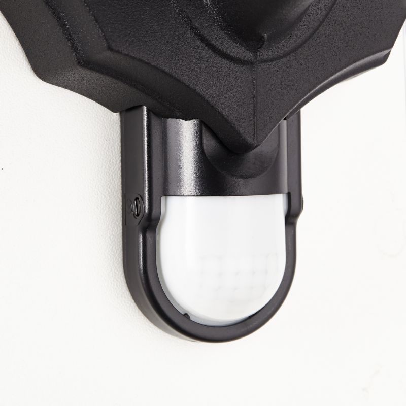 Carleen Sort udendørslampe Fra Brilliant - Den indbyggede bevægelsessensor tænder automatisk lampen i mørket, når det er nødvendigt.
