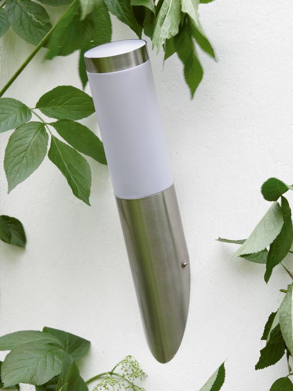 Chorus Stål udendørslampe Fra Brilliant - Chorus v&aelig;glampe er en alsidig lampe, der kan bruges b&aring;de dekorativt til at give facaden et l&oslash;ft og funktionelt til at oplyse gange og indgange.