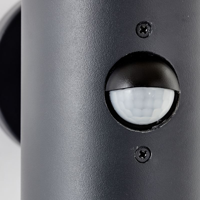 Cliffi Antracit udendørslampe Fra Brilliant - Den indbyggede bev&aelig;gelsessensor t&aelig;nder lampen automatisk i m&oslash;rke og kan justeres i b&aring;de lystid og f&oslash;lsomhed.