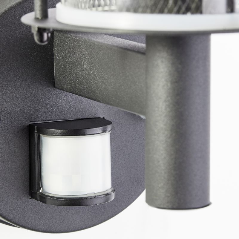 Detroit Sort udendørslampe Fra Brilliant - Detroit er en stilfuld og funktionel væglampe, der er perfekt til at oplyse indkørslen, terrassen eller haven.