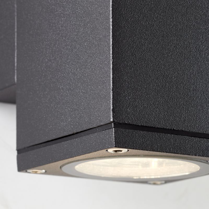 Hally Antracit udendørslampe Fra Brilliant - Med sit stilfulde udtryk bliver den et naturligt element på husets facade.