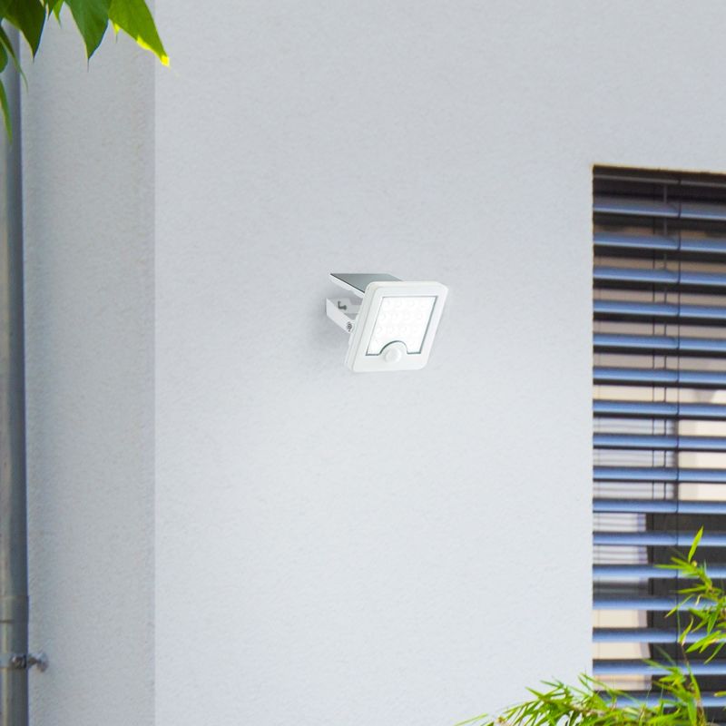 Luton Hvid solcellelampe Fra Brilliant - Med en IP65-klassificering er den vejrbestandig og giver p&aring;lideligt lys hele &aring;ret rundt.