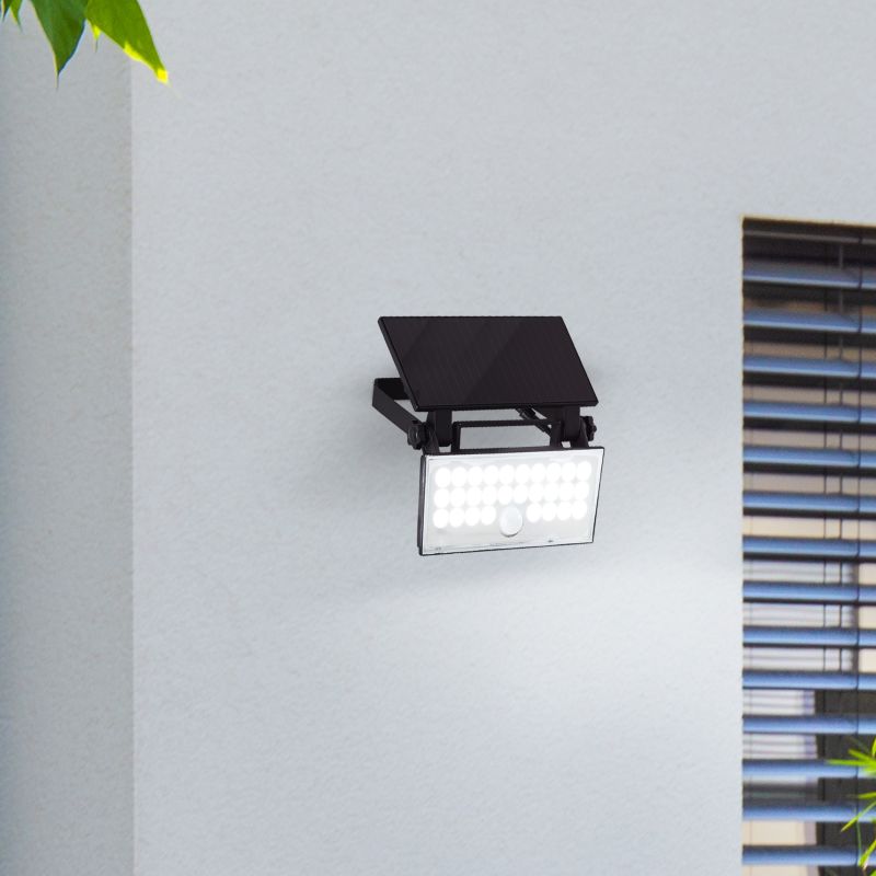 Luton Sort solcellelampe Fra Brilliant - Med en IP65-klassificering er den vejrbestandig og giver p&aring;lideligt lys hele &aring;ret rundt.