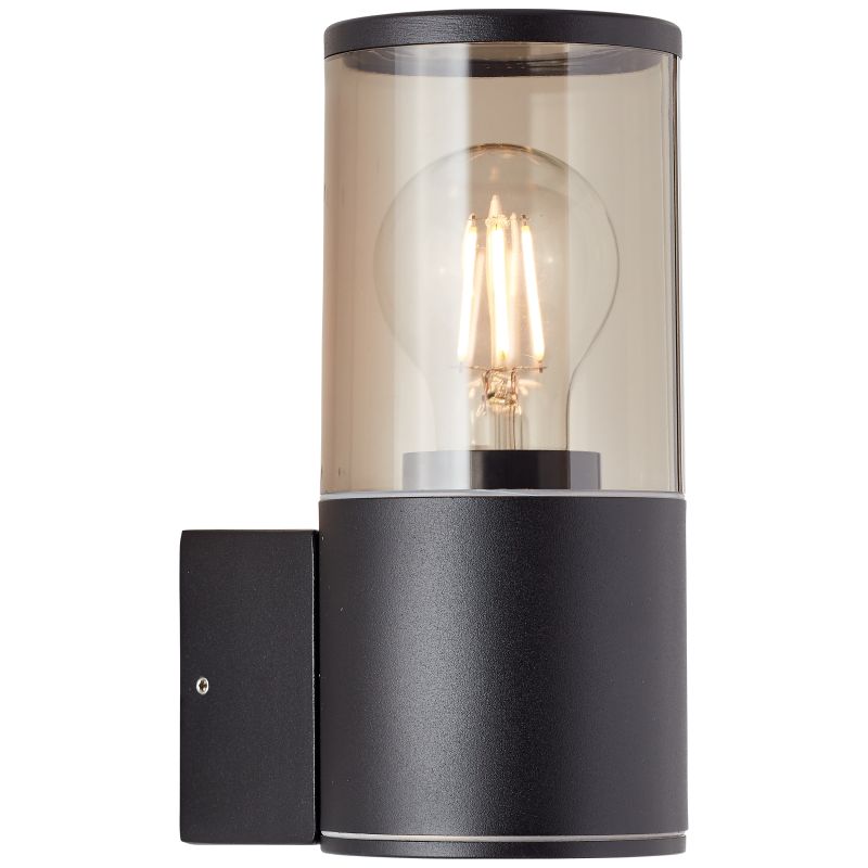 Sergioro Sort udendørslampe Fra Brilliant - Sergioro v&aelig;glampe er en alsidig lampe, der b&aring;de kan oplyse facaden dekorativt og give sikker belysning langs gange og indk&oslash;rsler.