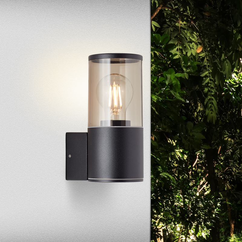Sergioro Sort udendørslampe Fra Brilliant - Sergioro v&aelig;glampe er en alsidig lampe, der b&aring;de kan oplyse facaden dekorativt og give sikker belysning langs gange og indk&oslash;rsler.