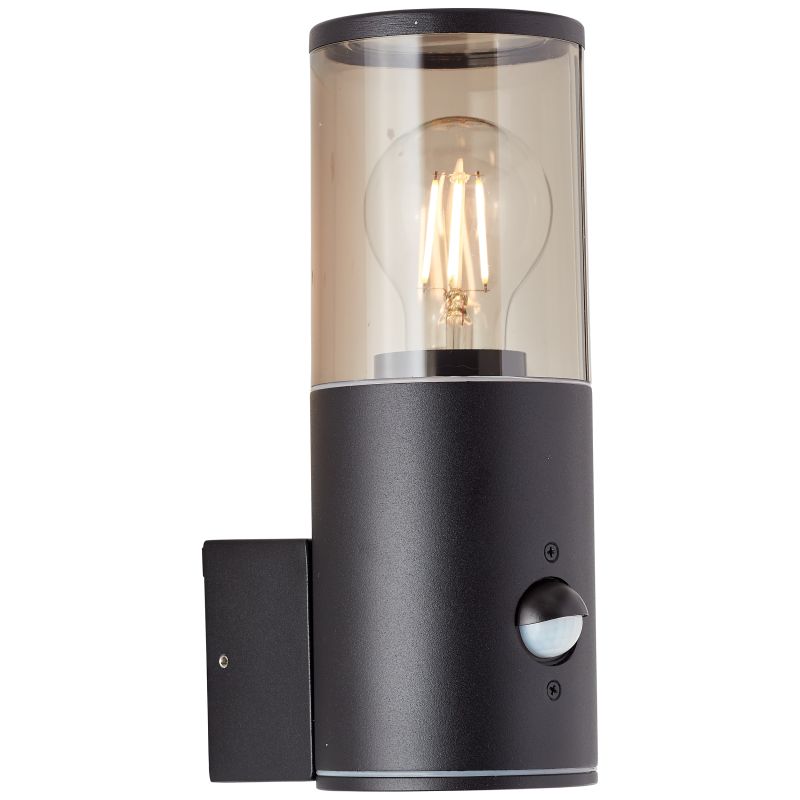 Sergioro Sort udendørslampe Fra Brilliant - Sergioro v&aelig;glampe er en alsidig armatur, der b&aring;de kan oplyse facaden dekorativt og give sikker belysning langs gangstier og indk&oslash;rsler.