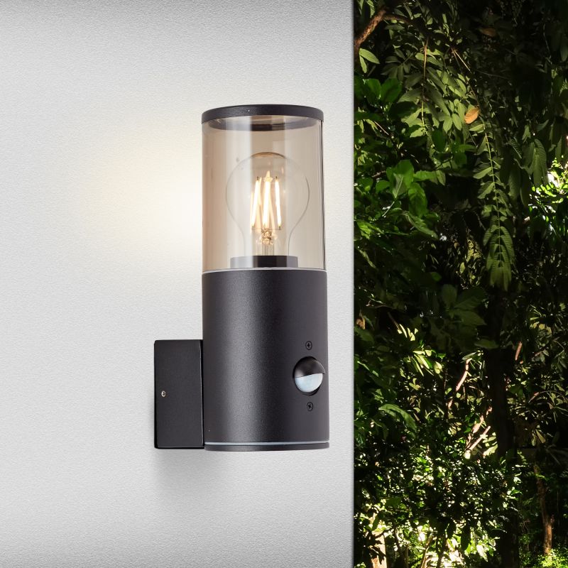 Sergioro Sort udendørslampe Fra Brilliant - Sergioro v&aelig;glampe er en alsidig armatur, der b&aring;de kan oplyse facaden dekorativt og give sikker belysning langs gangstier og indk&oslash;rsler.