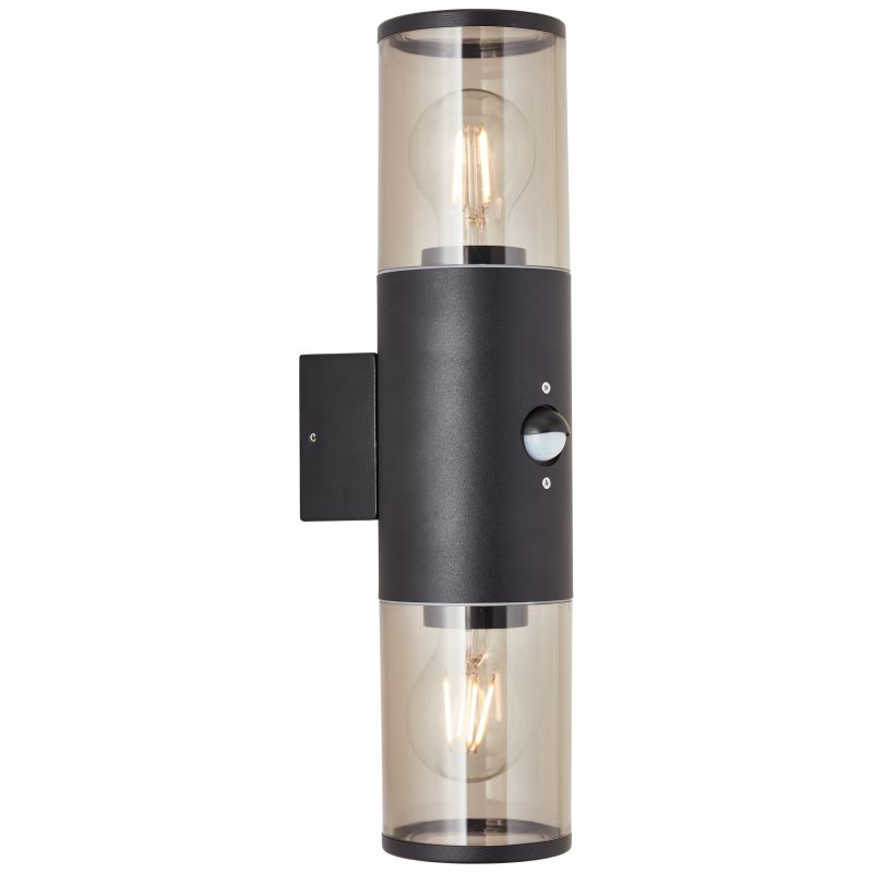 Sergioro Sort udendørslampe Fra Brilliant - Sergioro v&aelig;glampe er en alsidig armatur, der b&aring;de kan oplyse facaden dekorativt og give sikker belysning langs gangstier og indk&oslash;rsler.