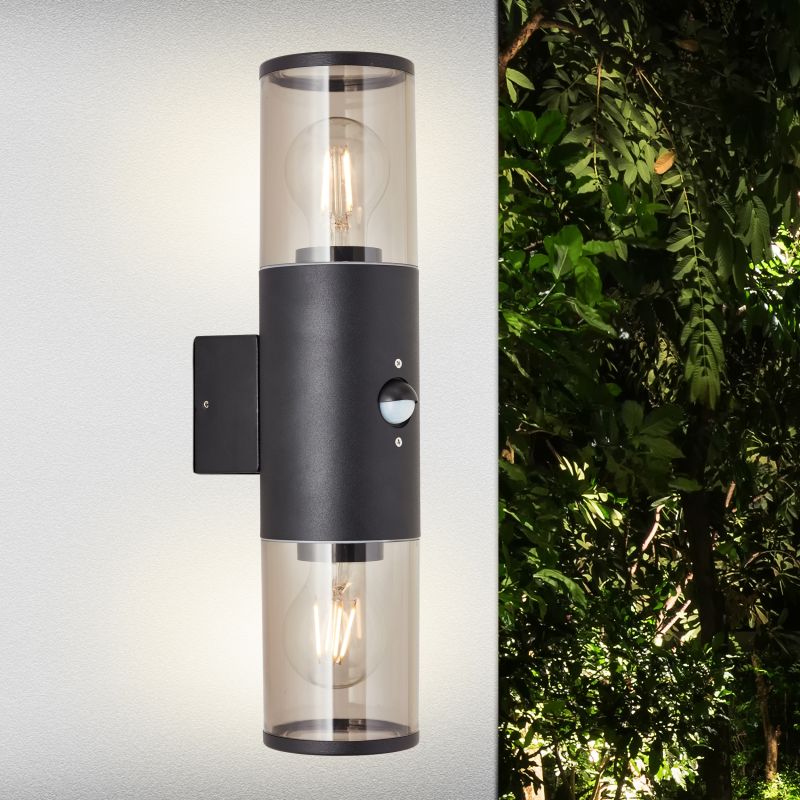 Sergioro Sort udendørslampe Fra Brilliant - Sergioro v&aelig;glampe er en alsidig armatur, der b&aring;de kan oplyse facaden dekorativt og give sikker belysning langs gangstier og indk&oslash;rsler.