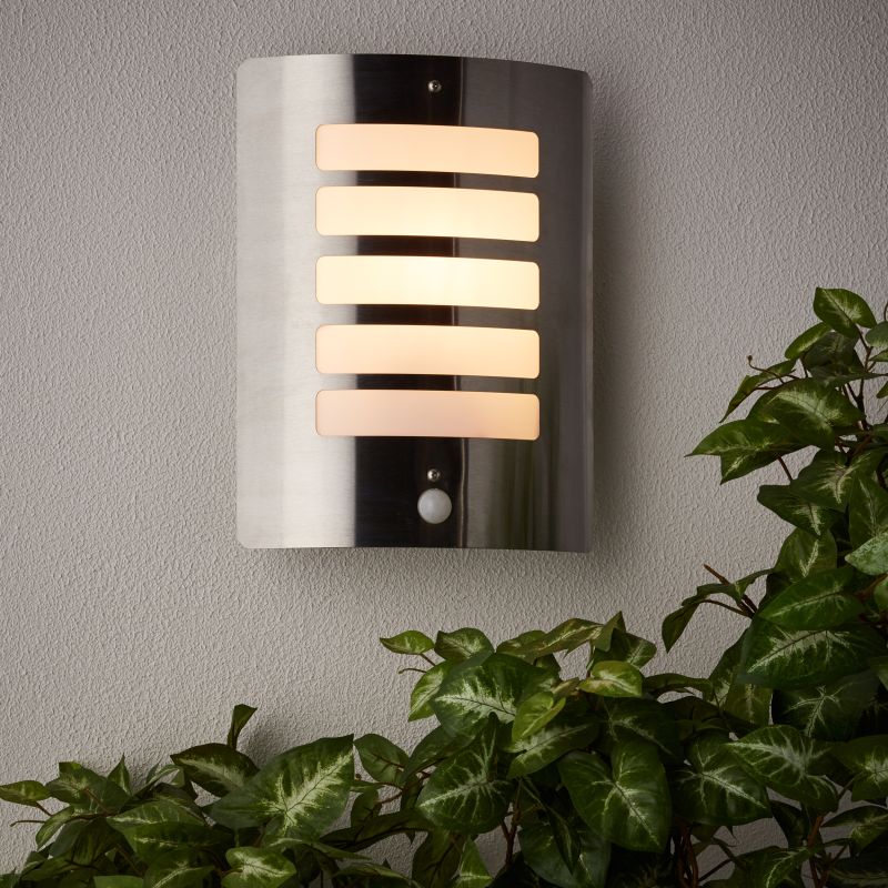 Todd Stål udendørslampe Fra Brilliant - Den har en indbygget bevægelsessensor med justerbar lysvarighed og følsomhed, hvilket giver en fleksibel og pålidelig belysning.