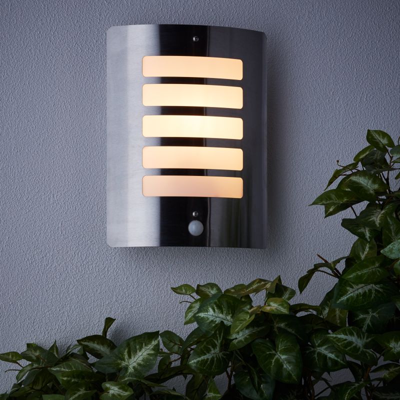 Todd Stål udendørslampe Fra Brilliant - Den har en indbygget bevægelsessensor med justerbar lysvarighed og følsomhed, hvilket giver en fleksibel og pålidelig belysning.