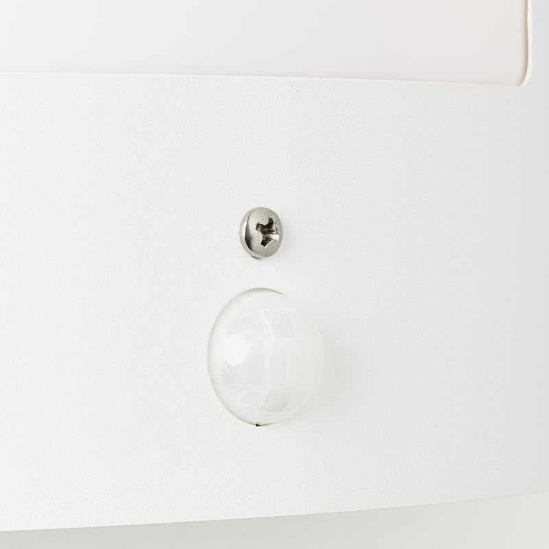 Todd Hvid udendørslampe Fra Brilliant - Den har en indbygget bevægelsessensor med justerbar lysvarighed og følsomhed, hvilket giver en fleksibel og pålidelig belysning.