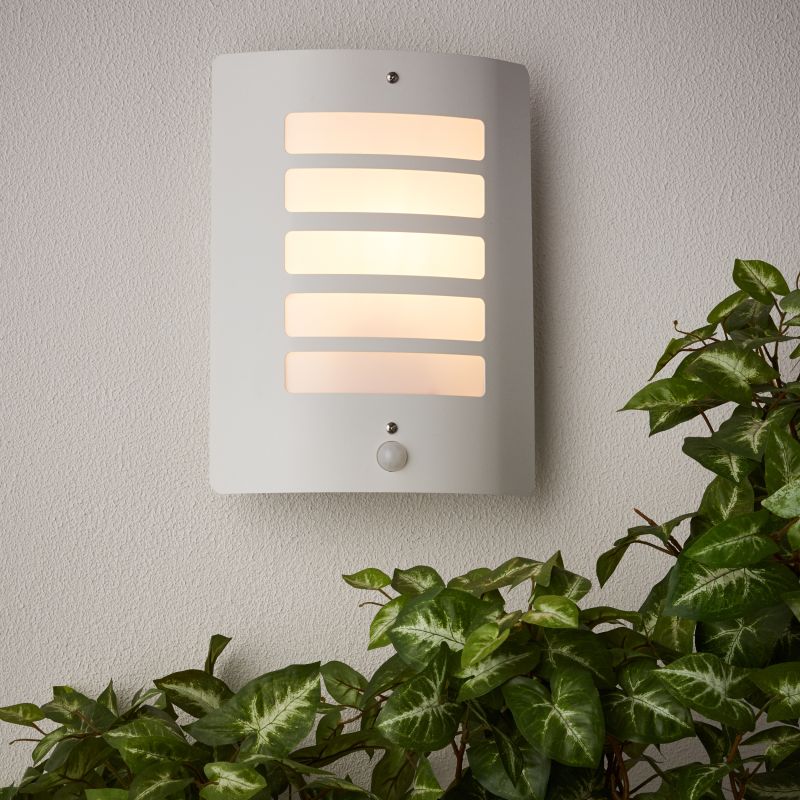 Todd Hvid udendørslampe Fra Brilliant - Den har en indbygget bevægelsessensor med justerbar lysvarighed og følsomhed, hvilket giver en fleksibel og pålidelig belysning.