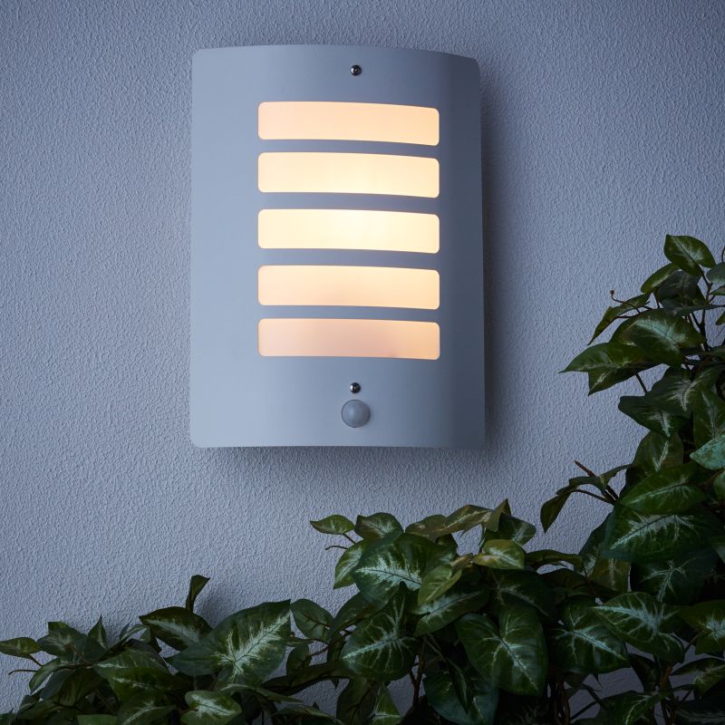 Todd Hvid udendørslampe Fra Brilliant - Den har en indbygget bevægelsessensor med justerbar lysvarighed og følsomhed, hvilket giver en fleksibel og pålidelig belysning.