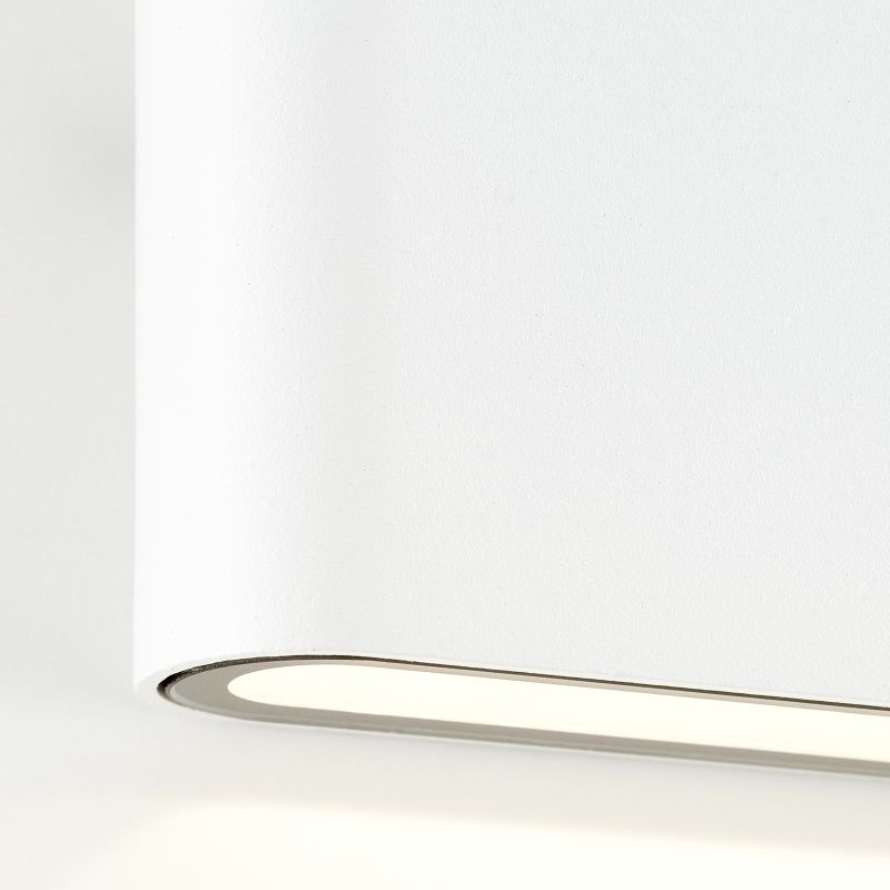 Welbie Hvid udendørslampe Fra Brilliant - Med sit stilfulde design er den både funktionel og dekorativ på husets facade, når lyset spredes både ned og op ad væggen fra lampen.