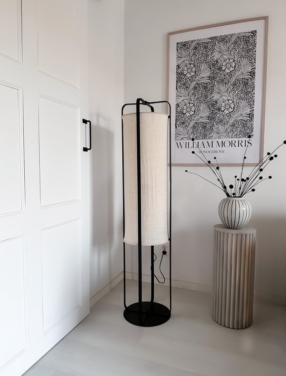 Ronda Natur gulvlampe Fra Aneta Lighting - Ronda er en moderne gulvlampe med sort metalramme og naturbeige stof af hørlignende kvalitet.