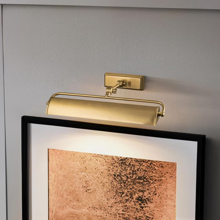 Winchfield 45cm Antik messing Fra Elstead Lighting - Den robuste stålramme med justerbare arme og smukt belagte overflader giver en høj grad af holdbarhed.