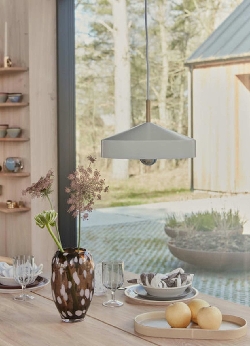 Hatto Ø30 Hvid loftslampe Fra OYOY - Hatto pendellampen i hvid har et stilfuldt design med en mat finish, elegante messingdetaljer og en tekstilledning.