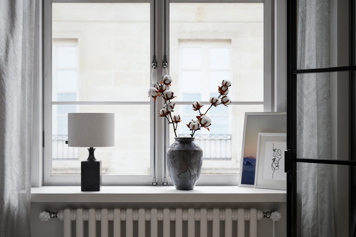 Woody 42cm Sort bordlampe Fra By Rydéns - Den hvide sk&aelig;rm giver en fin spredning af lys i rummet.