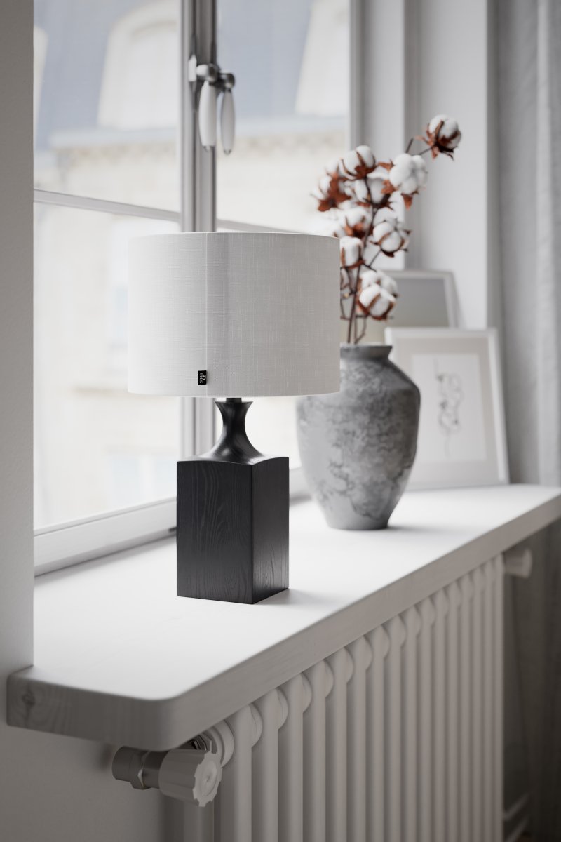 Woody 42cm Sort bordlampe Fra By Rydéns - Den hvide sk&aelig;rm giver en fin spredning af lys i rummet.