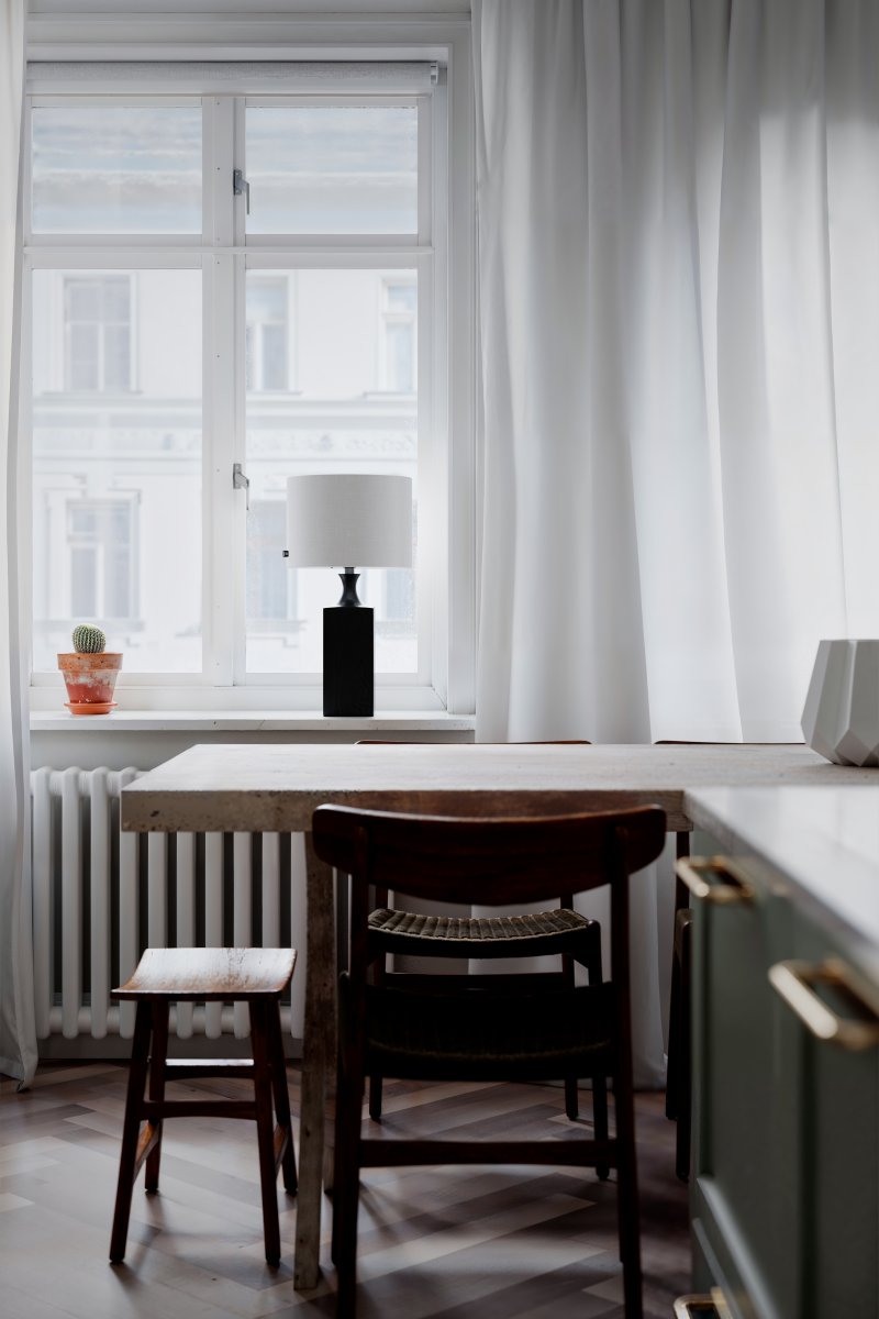 Woody 56cm Sort bordlampe Fra By Rydéns - Den hvide sk&aelig;rm giver en fin spredning af lys i rummet.