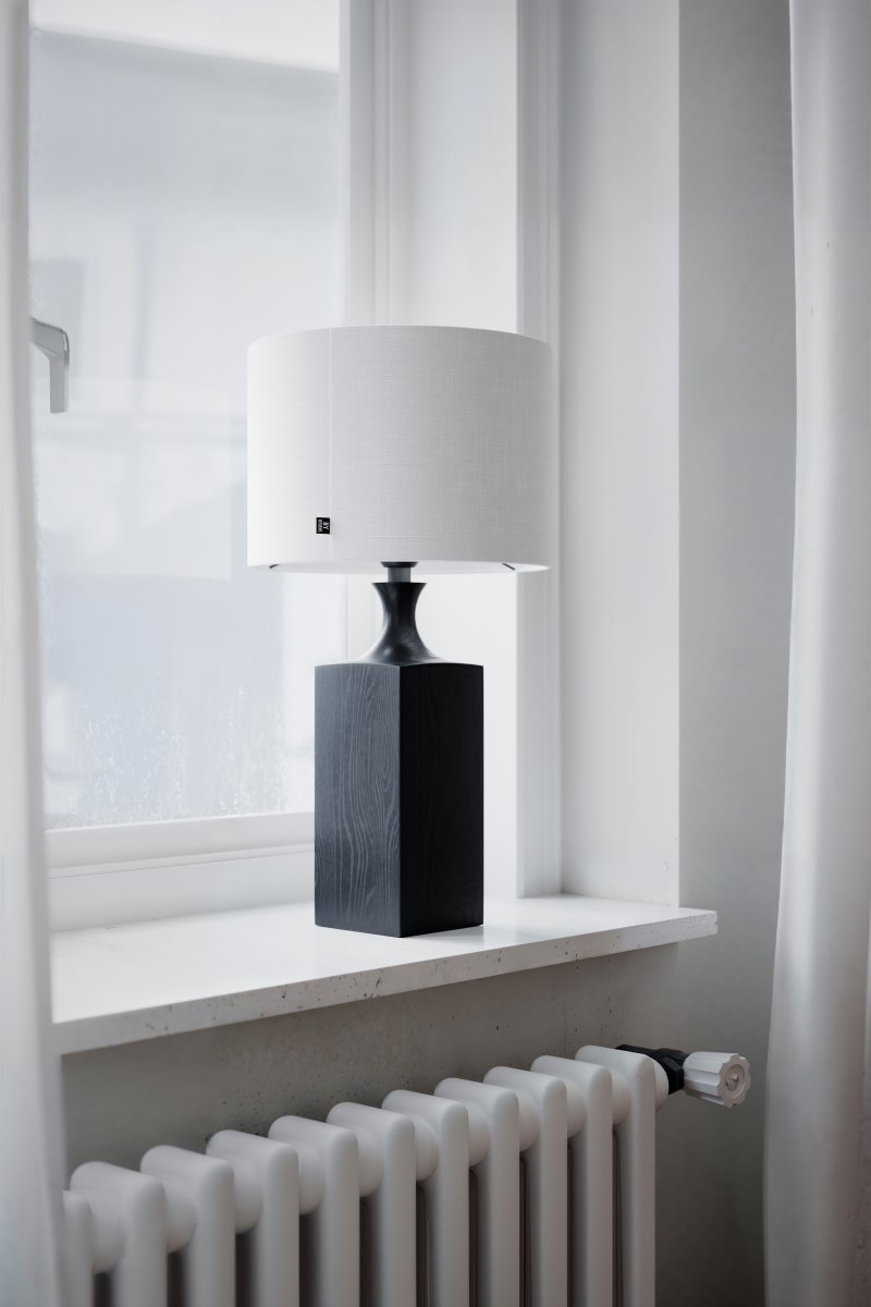 Woody 56cm Sort bordlampe Fra By Rydéns - Den hvide sk&aelig;rm giver en fin spredning af lys i rummet.