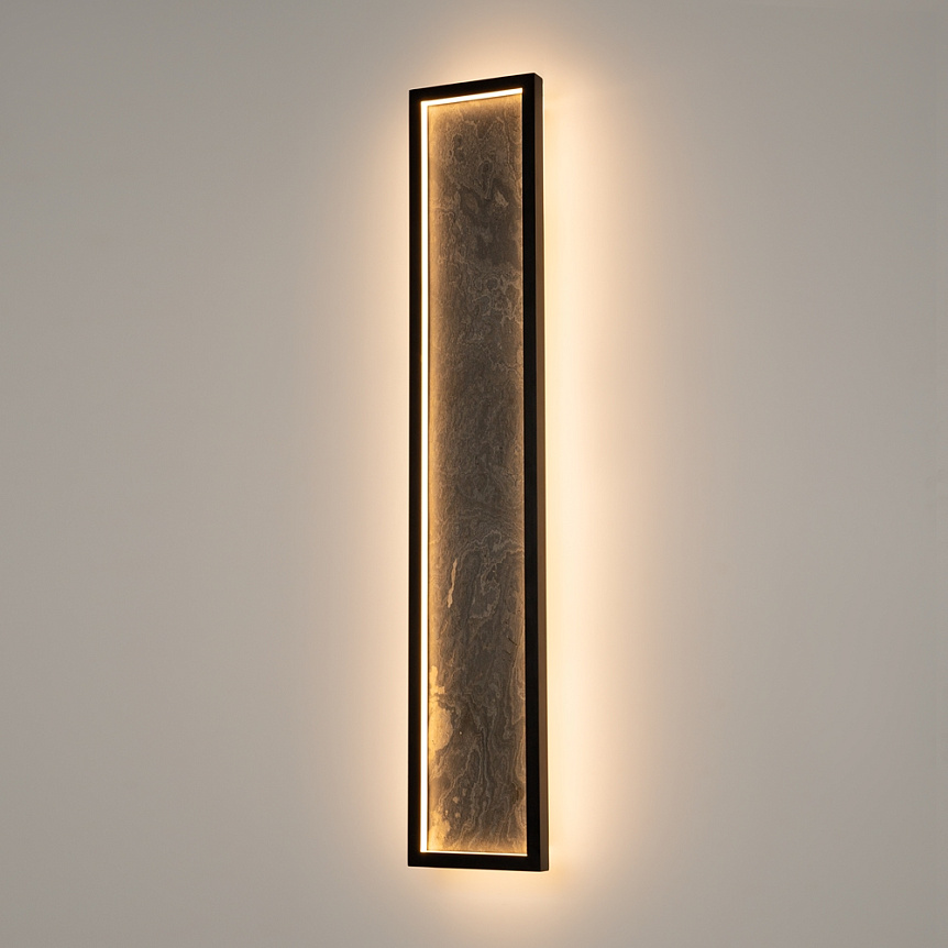 Orign 80cm Sort væglampe Fra Maytoni - Orign er en metalv&aelig;glampe med en elegant stenimitation i midten, der giver et naturligt og eksklusivt indtryk.