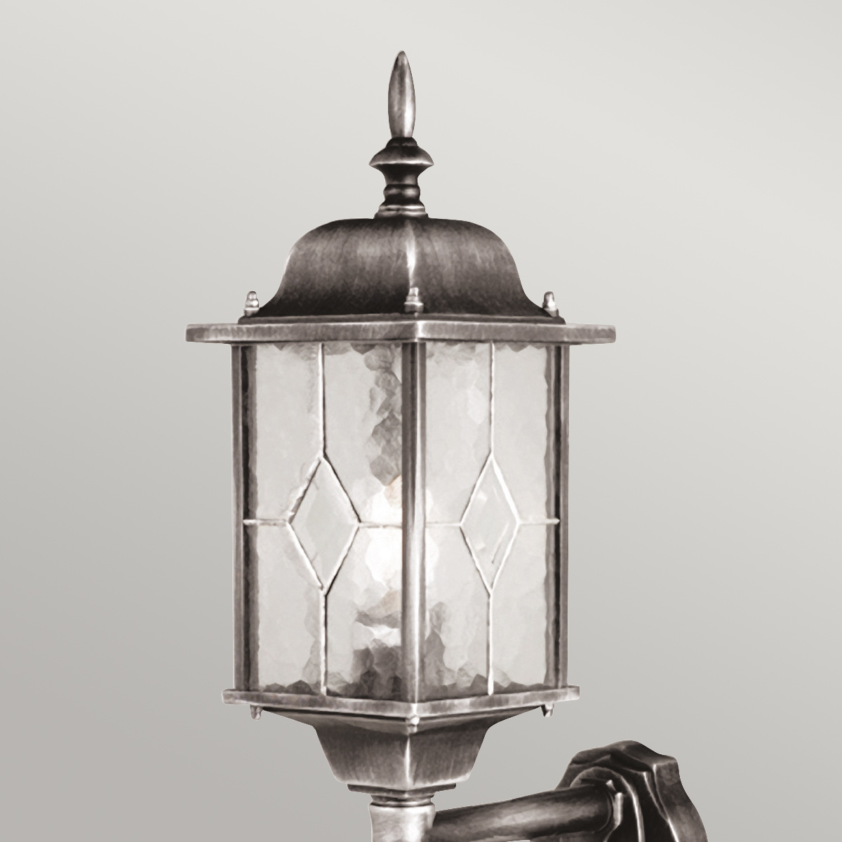 Wexford Sølv udendørslampe Fra Elstead Lighting - Lampen er udstyret med en praktisk bevægelsessensor, der automatisk tænder lyset, når der er bevægelse inden for en afstand af 1-8 meter og en detektionsvinkel på 120 grader.