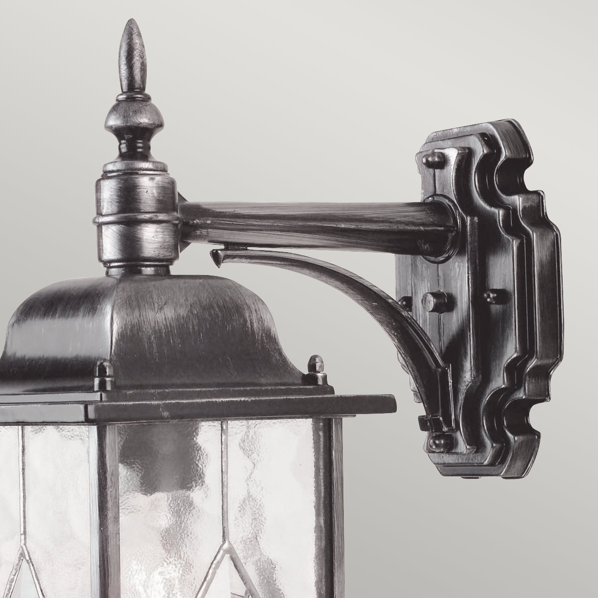 Wexford Sølv udendørslampe Fra Elstead Lighting - Wexford er en klassisk væglampe til udendørs brug, fremstillet af aluminium med en elegant finish i mørk sølv og dekorative glaspartier med blyindfattet mønster.
