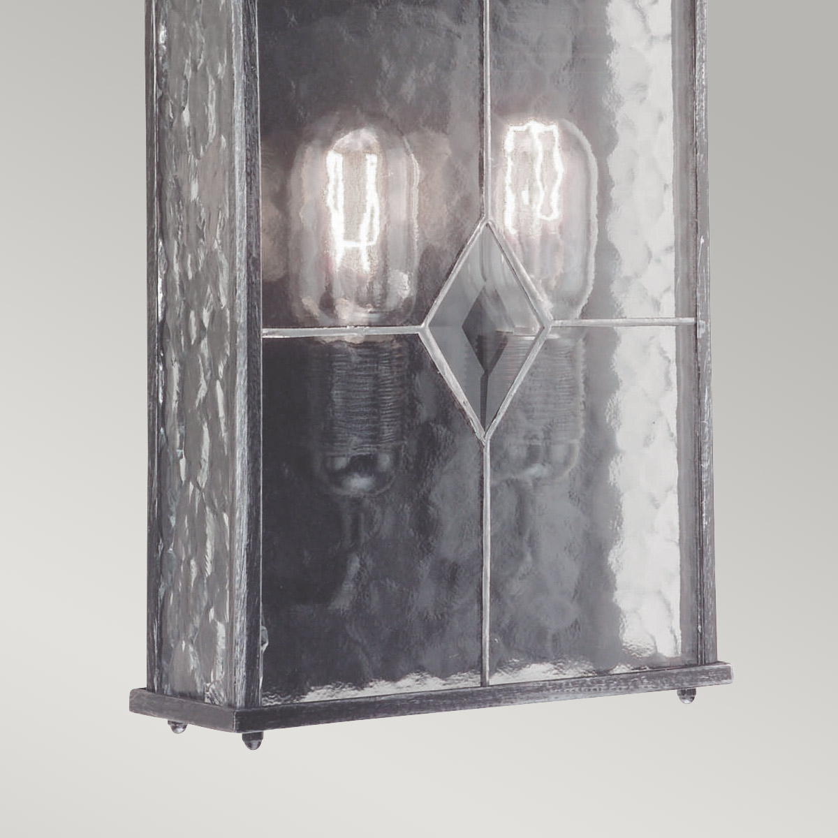 Wexford Sølv udendørslampe Fra Elstead Lighting - Wexford er en klassisk udendørs væglampe, fremstillet af aluminium med en elegant mørk sølvfinish og dekorative glaspaneler med blyindfattet mønster.