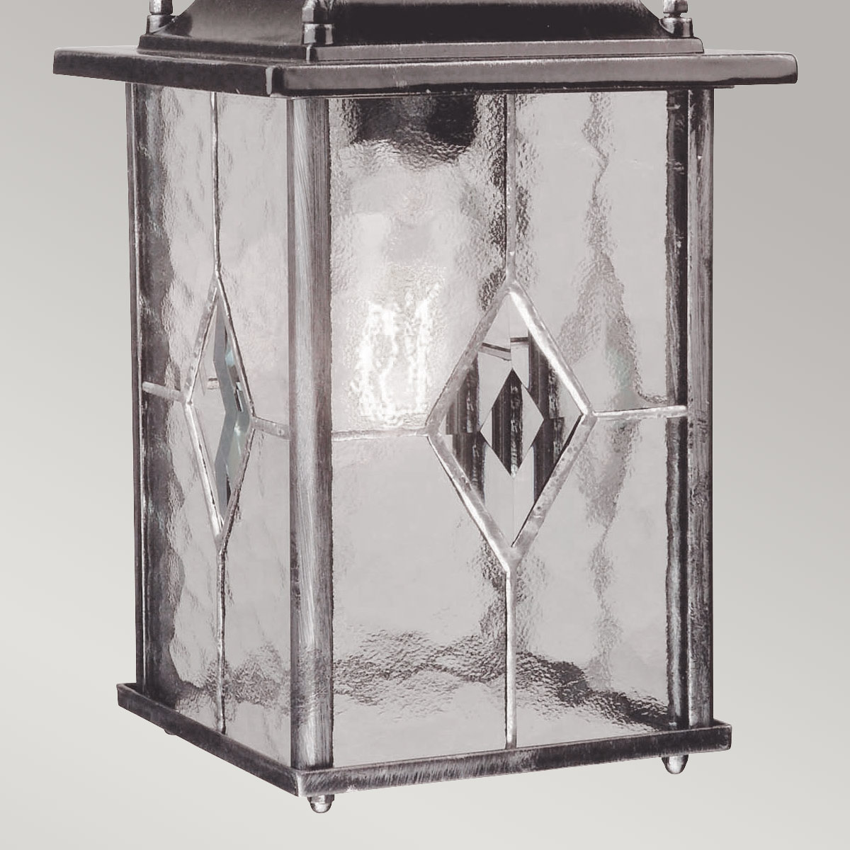 Wexford 16cm Sølv Fra Elstead Lighting - Wexford er en klassisk hængende udendørs lanterne lavet af aluminium med en elegant mørk sølvfinish og dekorative glaspartier med blyindfattet mønster.