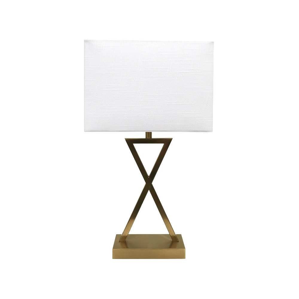 X-factor 54cm Messing bordlampe Fra Nordic Lighting - X-factor bordlampen kombinerer en moderne geometrisk metalbase i en elegant messingfinish med en hvid linnedsk&aelig;rm.