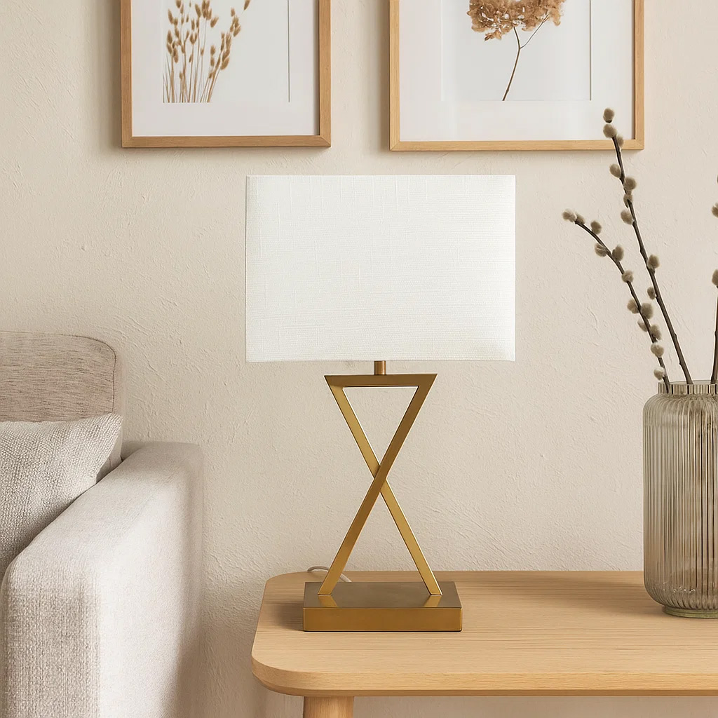 X-factor 54cm Messing bordlampe Fra Nordic Lighting - X-factor bordlampen kombinerer en moderne geometrisk metalbase i en elegant messingfinish med en hvid linnedsk&aelig;rm.