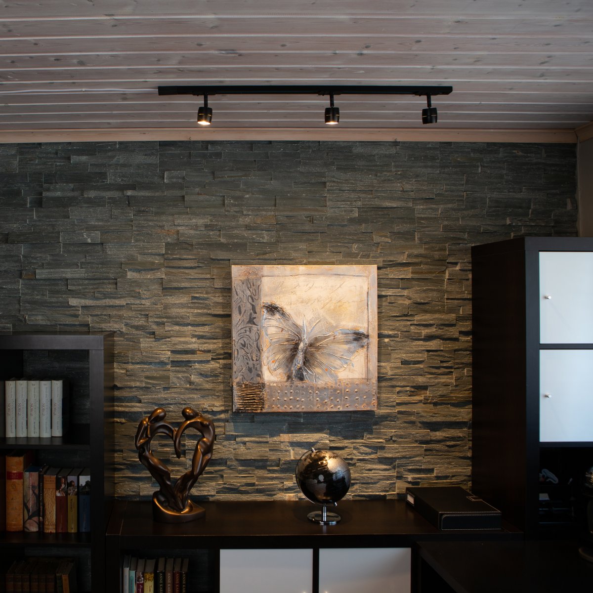 Lumi spot Sort Fra Aneta Lighting - Fastg&oslash;r spotlighten til skinnen og juster lysretningen til det &oslash;nskede lys.