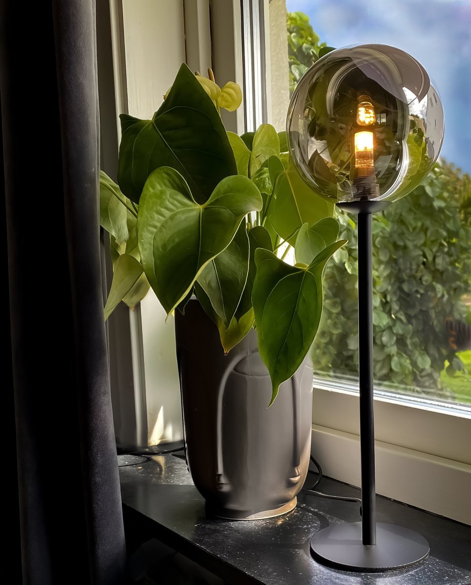 Molekyl 43cm Røg grå bordlampe Fra Aneta Lighting - Lad Molekyl blive et stilfuldt statement i dit hjem &ndash; perfekt til at give dit interi&oslash;r et l&oslash;ft og sprede et behageligt lys, n&aring;r der er mest brug for det.