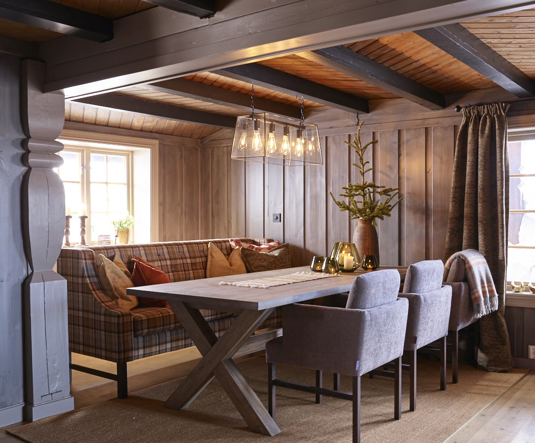 Diplomat 72cm Sort loftslampe Fra Aneta Lighting - Diplomat loftlampen har et klassisk design i sortlakeret metal og klart glas.