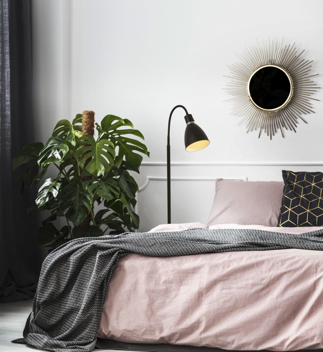 Idre 1 Sort gulvlampe Fra Aneta Lighting - Idre er en stilfuld gulvlampe i matsort metal med en elegant dekorativ ring i krom.