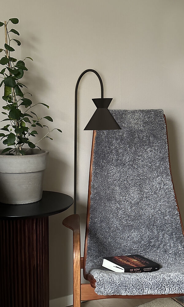 Coni Sort gulvlampe Fra Aneta Lighting - Den dejlige Coni gulvlampe i et moderne design harmonerer med både et klassisk og landligt interiør.