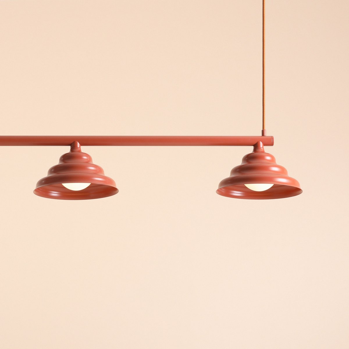 Wave 106cm Orange loftslampe Fra Artera - De robuste skærme af metal i en rødbrun farve giver en flot spredning af lys dun, som gør den perfekt til at hænge over spisebordet eller køkkenet.