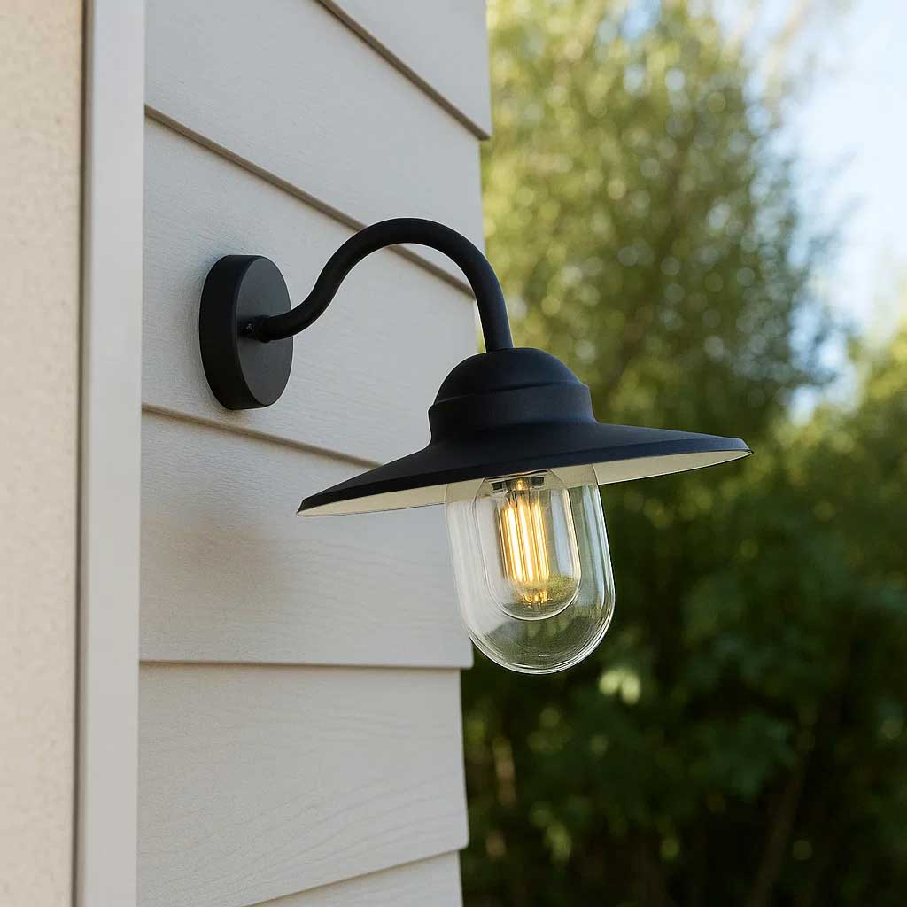 Ystad Sort udendørslampe Fra Lampan - Ystad &auml;r en klassisk stallykta i svart f&auml;rg och klart glas.
