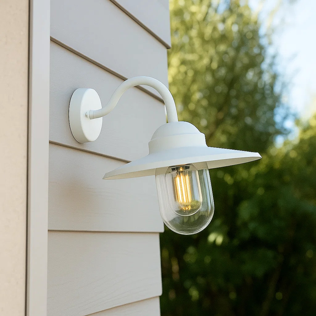 Ystad Hvid udendørslampe Fra Lampan - Ystad &auml;r en klassisk stallykta i vit f&auml;rg och klart glas.