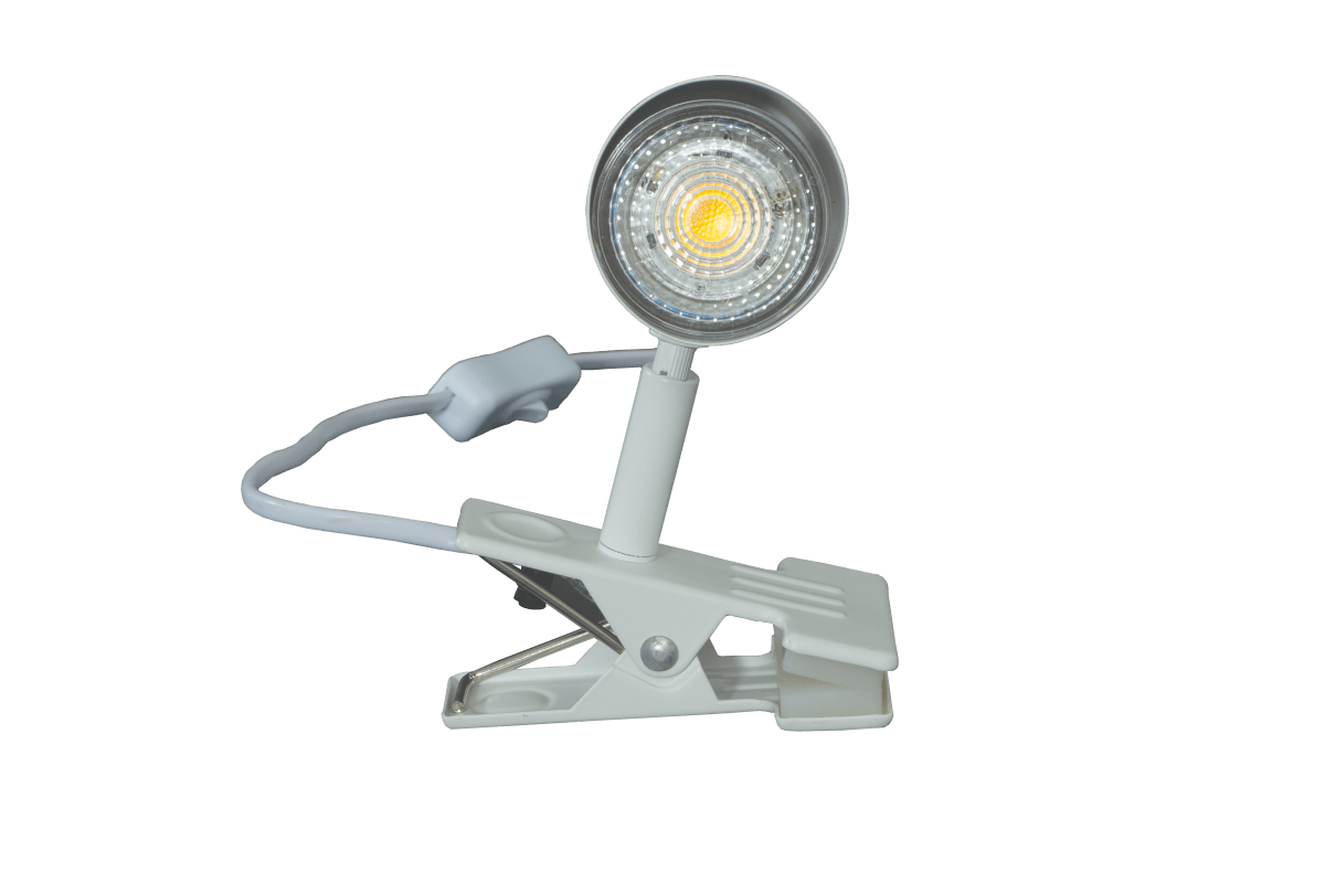 Hugin Hvid klemmelampe Fra Aneta Lighting - Den praktiske Hugin metalklemmelampe er nem at fastg&oslash;re til en hovedg&aelig;rde, hylde eller et skrivebord.