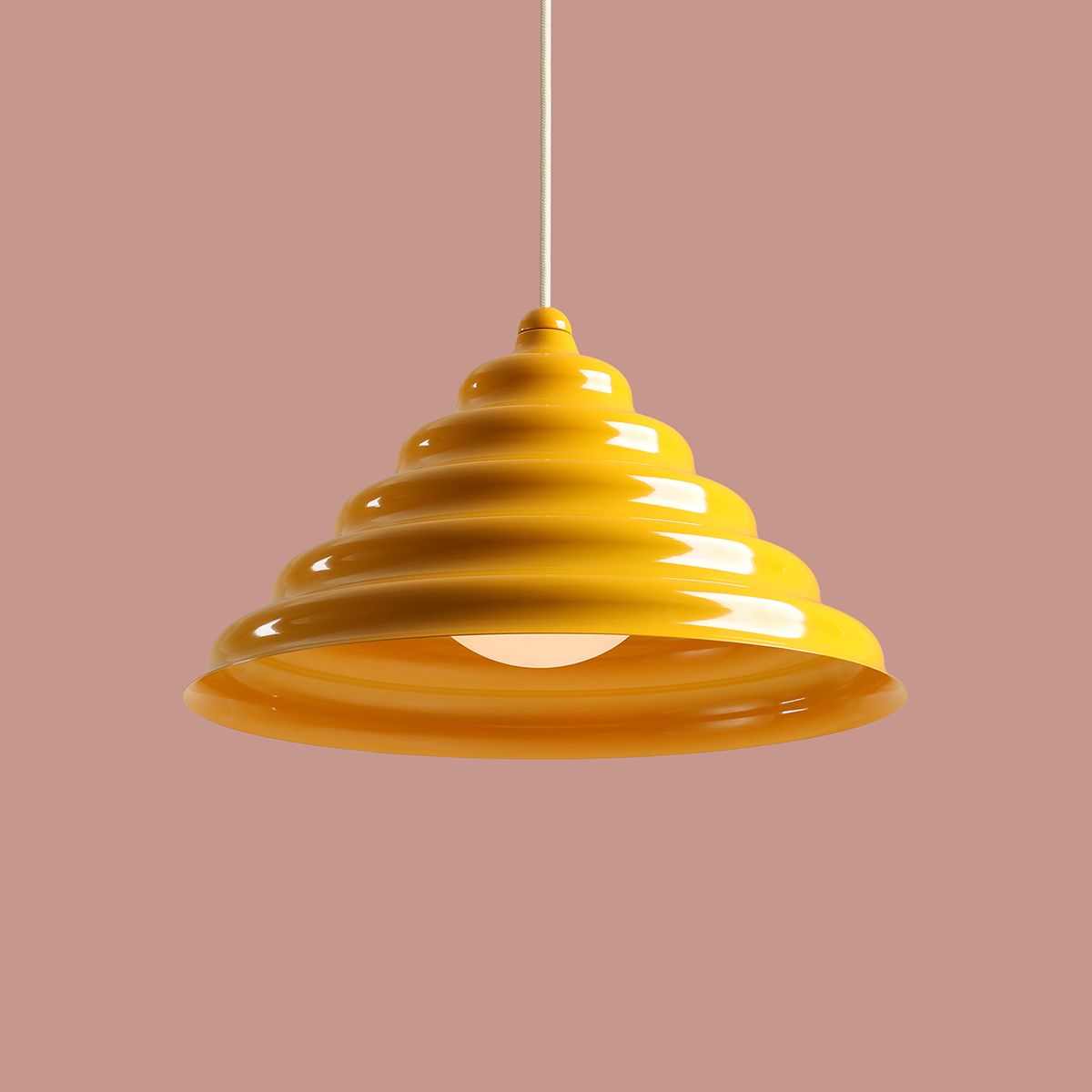 Wave Ø36 Gul loftslampe Fra Artera - Den robuste skærm af metal i en gul farve giver en flot spredning af lyset nedad, hvilket gør den perfekt til at hænge over spisebordet eller køkkenet.